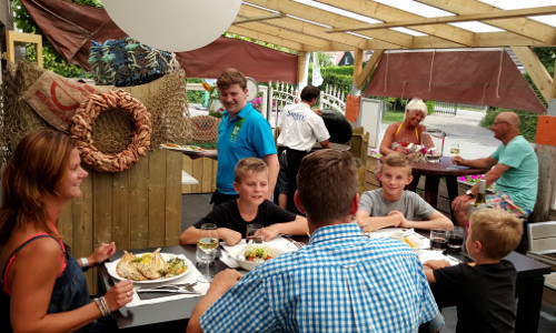 Gezin eten.jpg